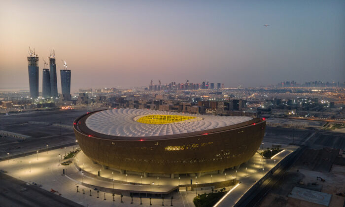 Stadion Lusail o wschodzie słońca w Doha, Katar, 20 czerwca 2022 r. (Drone Photo / David Ramos / Getty Images)