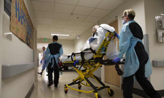 一名患者于 2020 年 5 月 6 日在华盛顿州西雅图的 Harborview 医疗中心被转移。（Karen Ducey/Getty Images）