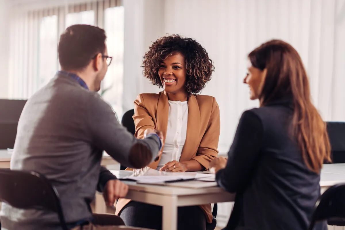 The real estate mediator listens to both parties and makes suggestions. (Zivica Kerkez/Shutterstock)