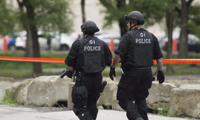 武装警察在档案照片中回应蒙特利尔的一起事件。  （加新社/格雷厄姆休斯）