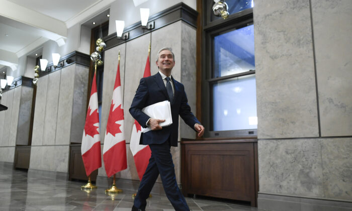 创新、科学和工业部长 François-Philippe Champagne 于 2022 年 12 月 7 日在渥太华国会山上向媒体介绍了使《加拿大投资法》现代化的立法后离开。（加通社/Justin Tang）