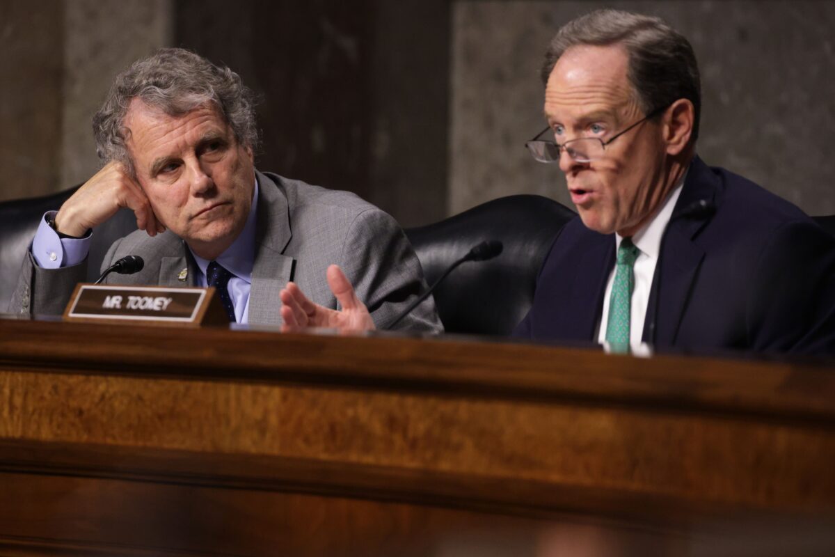 Senators Rip Former Silicon Valley Bank CEO for Executive Payouts Prior to Bank's Collapse