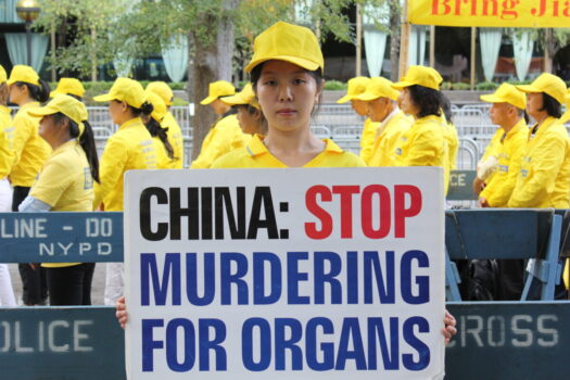 Praktikující Falun Gongu Han Yu, jejíž otec byl zabit a o němž se věří, že mu byly odebrány orgány, když byl v roce 2004 nezákonně vězněn v Pekingu. (Se svolením Han Yu)