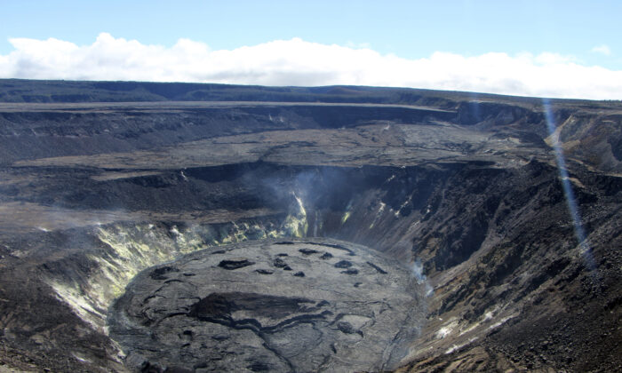 2021 年 8 月 13 日，夏威夷国家公园夏威夷大岛上的基拉韦厄火山火山口。（Drew Downs/美国地质调查局来自美联社）