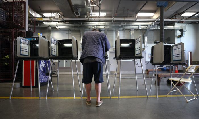 2022 年 6 月 7 日，一名选民在旧金山 16 号消防站的投票站填写选票。（贾斯汀沙利文/盖蒂图片社）