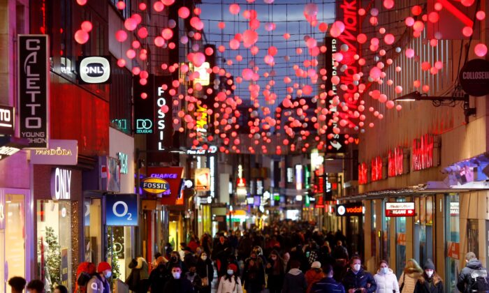 2020 年 12 月 15 日，购物者走在德国科隆的主要购物街 Hohe Strasse。（Thilo Schmuelgen/路透社）