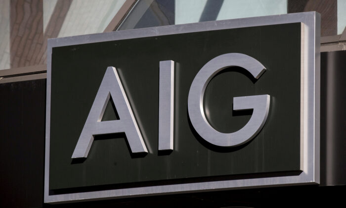 2015 年 3 月 19 日，纽约金融区 AIG 大楼的标志。（Brendan McDermid/路透社）