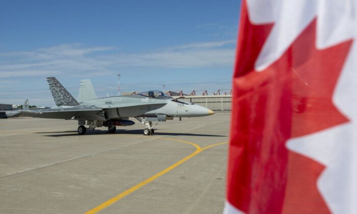 2022 年 6 月 20 日，一架 CF-18 大黄蜂停在安大略省特伦顿加拿大部队特伦顿基地的停机坪上。（加通社/Lars Hagberg）
