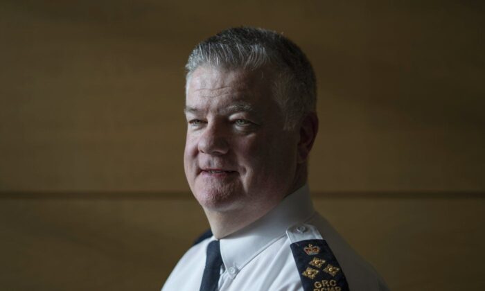 2022 年 12 月 14 日，新斯科舍省皇家骑警的新任指挥官助理专员丹尼斯·戴利 (Dennis Daley) 在加拿大新斯科舍省达特茅斯的加拿大皇家骑警总部摆姿势。（加拿大新闻社/Darren Calabrese）
