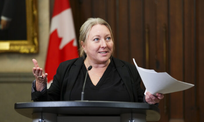 财政部委员会主席 Mona Fortier 于 2022 年 12 月 15 日在渥太华国会山的下议院门厅发表讲话。（Sean Kilpatrick/加拿大出版社）