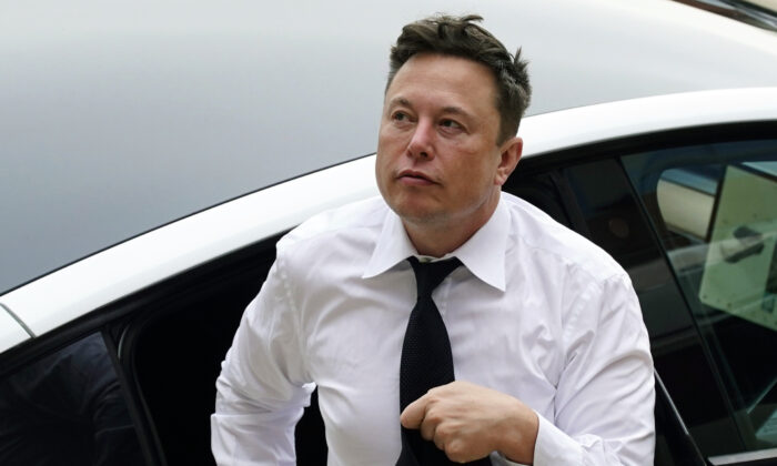 埃隆·马斯克 (Elon Musk) 于 2021 年 7 月 13 日抵达特拉华州威尔明顿的司法中心。（Matt Rourke/美联社照片）