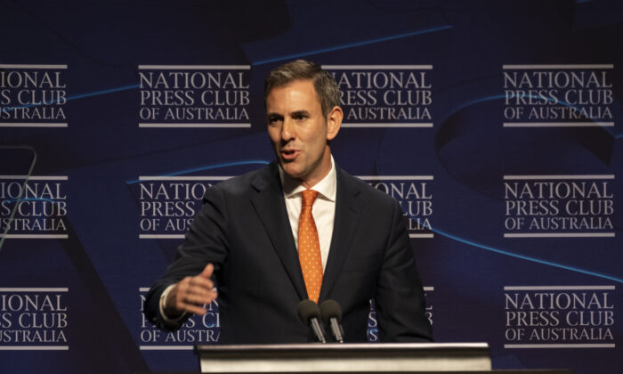 澳大利亚财政部长 Jim Chalmers 于 2022 年 10 月 25 日在澳大利亚堪培拉的国会大厦发表讲话。（Martin Ollman/Getty Images）