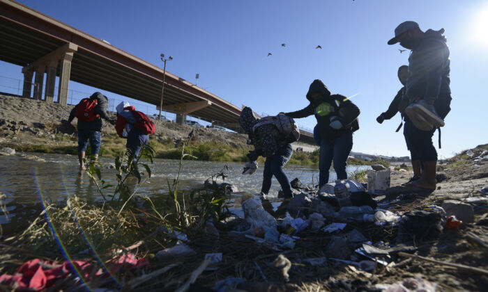 2022 年 12 月 14 日，非法移民走向墨西哥华雷斯城的美墨边境。（Christian Chavez/美联社照片）