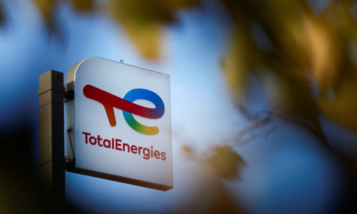 2022 年 11 月 14 日，法国南特附近 Bouguenais 的一个加油站，带有法国石油和天然气公司 TotalEnergies 标识的标志。（Stephane Mahe/路透社）