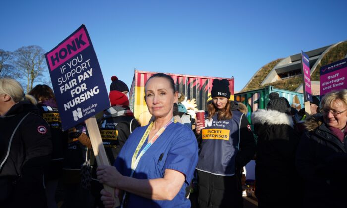 2022 年 12 月 15 日，皇家护理学院的成员在利物浦奥尔德黑儿童医院外的纠察线上作为英格兰、威尔士和北爱尔兰的护士就薪酬采取罢工行动。（Peter Byrne/PA Media）