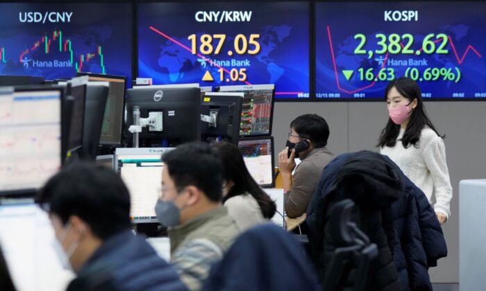 2022 年 12 月 15 日，一名货币交易员在韩国首尔 KEB Hana 银行总部的外汇交易室工作。（Ahn Young-joon/美联社照片）