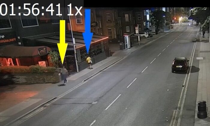Obraz z nagrania CCTV Jordana McSweeneya podążającego za niezidentyfikowaną kobietą wzdłuż ulicy w Ilford we wschodnim Londynie we wczesnych godzinach 26 czerwca 2022 r. (Policja metropolitalna)