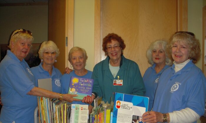 Charlotte Perry（中）和来自圣地亚哥 Altrusa International Inc 的志愿者将书籍送到加利福尼亚州拉霍亚的摩尔癌症中心。（由 Charlotte Perry 提供）