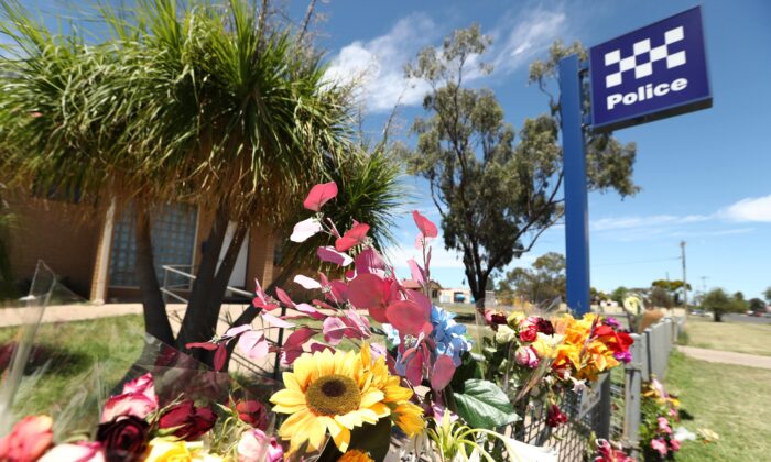 2022 年 12 月 14 日，在澳大利亚昆士兰州塔拉市的塔拉警察局举行悼念活动。警方在昆士兰州达令唐斯的一处偏远房产内开枪打死了三人，此前有两名警察和一名旁观者遇害。  （AAP 图片/杰森奥布莱恩） 