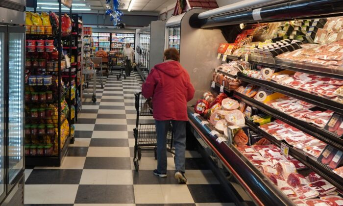 2022 年 12 月 14 日，密歇根州列克星敦 Jeff's Marketplace 的假日食品购物者（Steven Kovac/The Epoch Times）