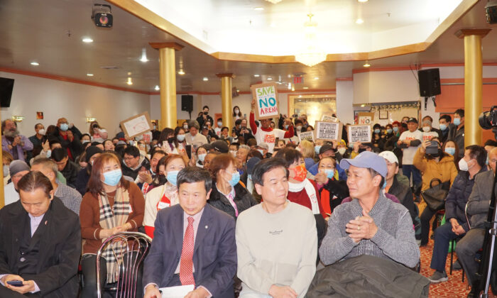 2022 年 12 月 14 日，大约 400 名费城唐人街社区成员和支持者聚集在海洋港餐厅，就 76 人队在唐人街附近建造新球馆的提议举行会议。（Lily Sun/媒体）