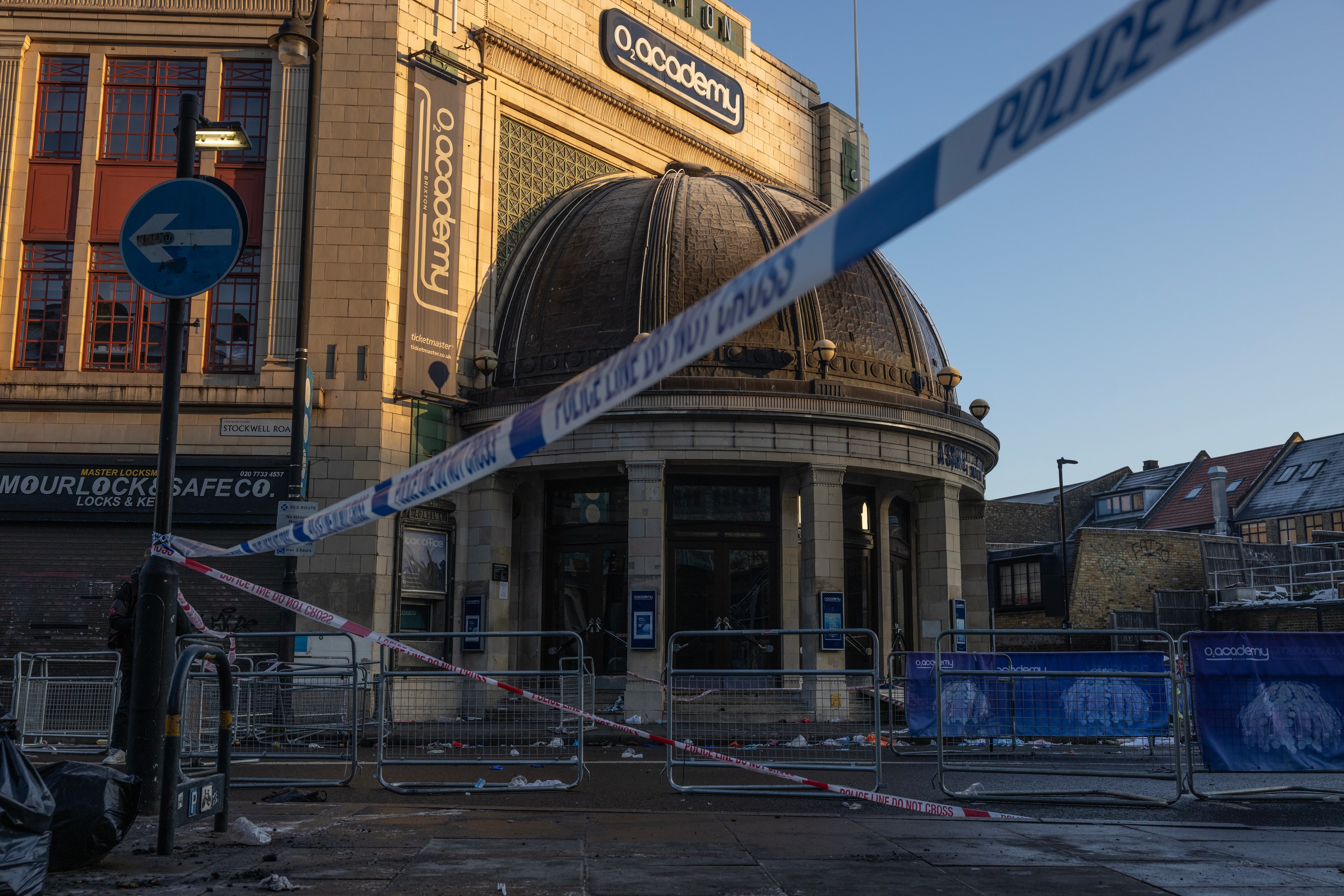 4 Critically Injured After Hundreds of Gatecrashers Try to Get in to Afrobeats Gig in London - Vimarsana News