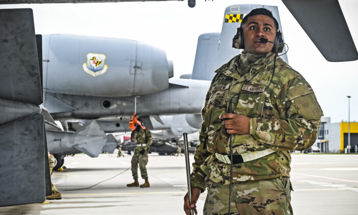 2020 年 1 月 13 日提供的一张照片，飞行员头等舱彼得·R·马修斯 (Peter R. Mathews) 在马里兰州第 175 飞机维修中队担任机组长。（马里兰州空军国民警卫队公共事务办公室，美联社）