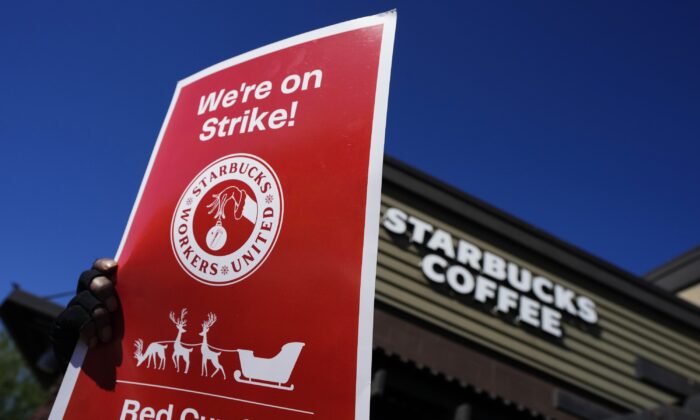 2022 年 11 月 17 日，星巴克员工在亚利桑那州梅萨的店外罢工。（Matt York/美联社照片）