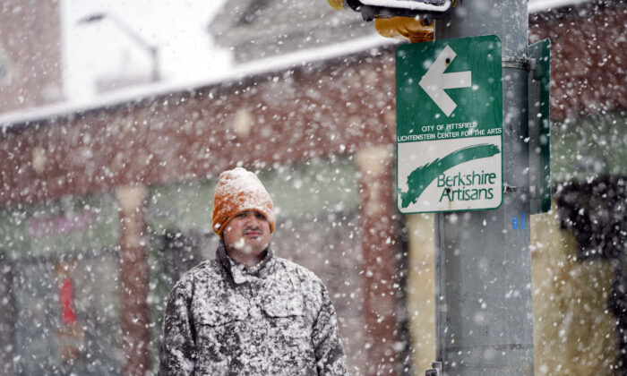 2022 年 12 月 16 日，一名男子在马萨诸塞州皮茨菲尔德的芬恩街被雪覆盖。（Ben Garver/The Berkshire Eagle 来自 AP）