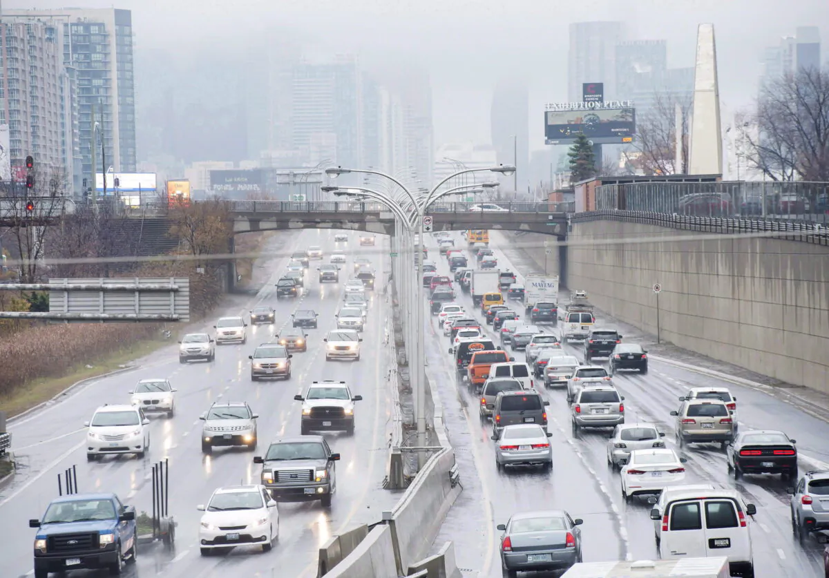 Vehicles makes their way into and out of downtown Toronto along the Gardiner Expressway on Nov. 24, 2016. (Nathan Denette/The Canadian Press)