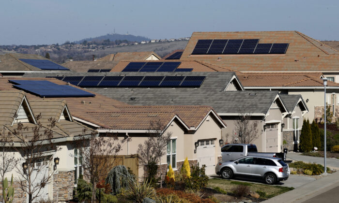 2020 年 2 月 12 日，太阳能电池板位于加利福尼亚州福尔瑟姆的一个住宅开发项目的屋顶上。（Rich Pedroncelli/美联社照片）