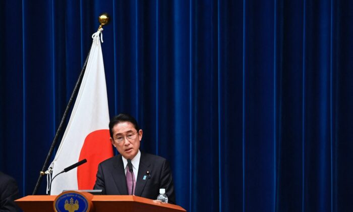 日本首相岸田文雄出席 2022 年 12 月 16 日在东京举行的新闻发布会。（David Mareuil/POOL/AFP via Getty Images）