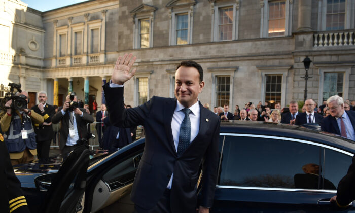 2022 年 12 月 17 日，爱尔兰统一党领袖利奥·瓦拉德卡 (Leo Varadkar) 在爱尔兰都柏林的伦斯特宫被提名为总理后，受到党员的祝贺时挥手致意。(Charles McQuillan/Getty Images)