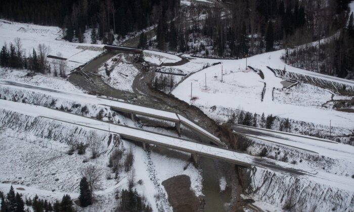 2021 年 11 月 22 日，从加拿大军队侦察飞行的鸟瞰图中可以看出，在不列颠哥伦比亚省梅里特以南的 Coquihalla 公路发生严重洪水和山体滑坡后，一座桥梁的坍塌部分位于水中。（加通社/Darryl戴克）
