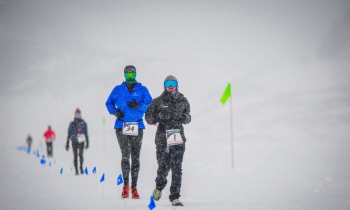 跑步者参加 2022 年 12 月 14 日在南极洲联合冰川举行的南极冰上马拉松比赛。（Mark Conlon/Antarctic Ice Marathon/路透社讲义）