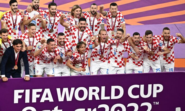 克罗地亚球员在 2022 年 12 月 17 日在多哈哈利法国际体育场赢得卡塔尔 2022 年世界杯足球赛第三名附加赛克罗地亚和摩洛哥之间的比赛后获得奖牌庆祝。（Anne-Christine Poujoulat/法新社来自 Getty Images）