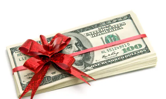 Family Finances: Year-End Gifts Reap Benefits for Donors and Recipients