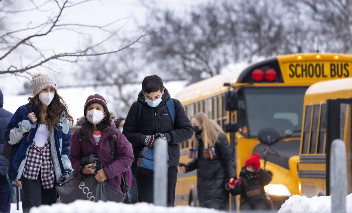 Students arrive at an elementary school in Mississauga, Ont., on Jan. 19, 2022. (The Canadian Press/Nathan Denette)