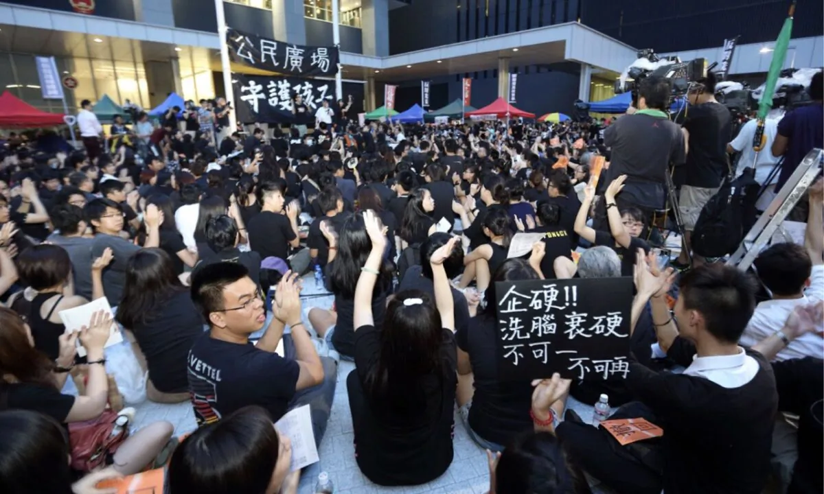 120,000 Hong Kong citizens surrounded Hong Kong's government headquarters, urging the government to cancel the Chinese Communist Party (CCP) brainwashing education in Hong Kong on Sept. 7, 2012 (Tzoi-shu Poon/The Epoch Times)