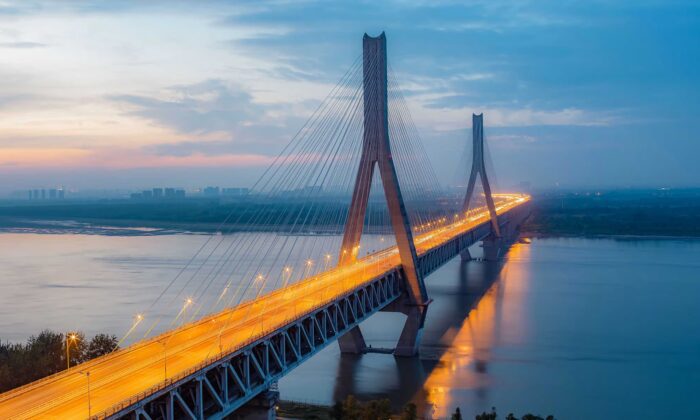 Scenery of the Wuhan Yangtze River Bridge in a file photo. (vivienniu/Shutterstock)