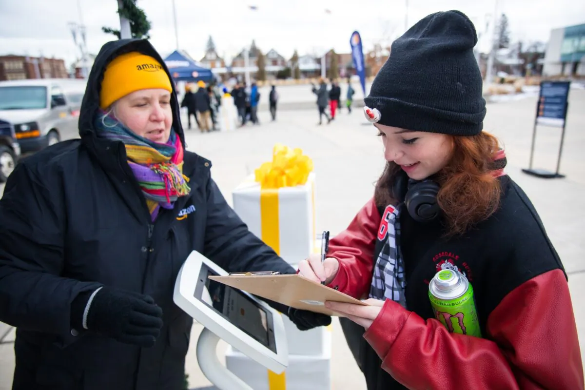 A participant gives a pledge to do an act of kindness at Amazon Canada's The Kindness Exchange in Hamilton, Ontario, on Dec. 14, 2022. (Courtesy of Amazon Canada)