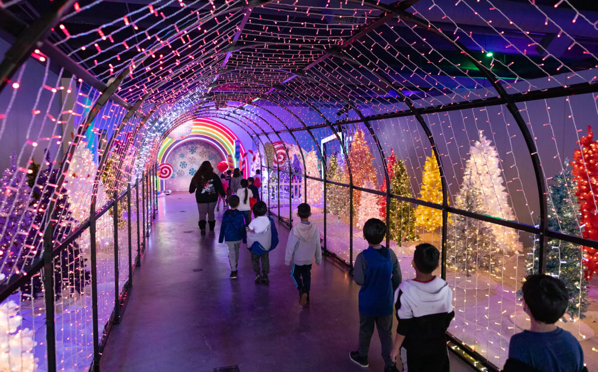 Children enjoy the seasonal "Winter Lights Festival" exhibition at the Discovery Cube children's science museum in Santa Ana, Calif., on Dec. 16, 2022. (John Fredricks/The Epoch Times)