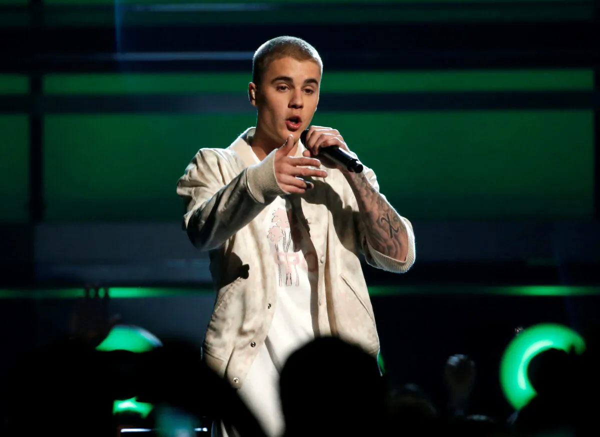 Justin Bieber performs a medley of songs at the 2016 Billboard Awards in Las Vegas on May 22, 2016. (Mario Anzuoni/Reuters)