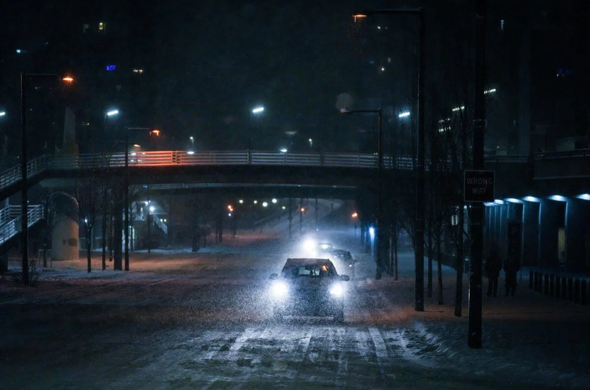 Motorists travel during heavy snowfall in downtown Vancouver, Dec. 19, 2022. (The Canadian Press/Darryl Dyck)
