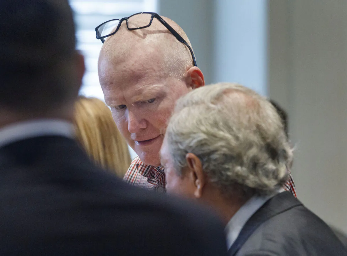 Alex Murdaugh (C) talks with his defense attorney Dick Harpootlian after a hearing in Colleton County, S.C., on Aug. 29, 2022. (Grace Beahm Alford/The Post And Courier via AP)