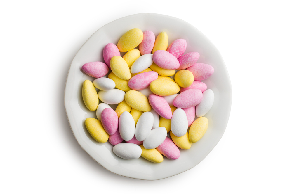 The,Sugared,Almonds,On,Ceramic,Plate