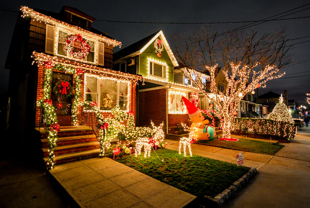 More Canadians say “Merry Christmas” than the secular “Happy Holidays,” and most non-Christians are fine with it, a new survey shows. (DiegoMariottini/Shutterstock)