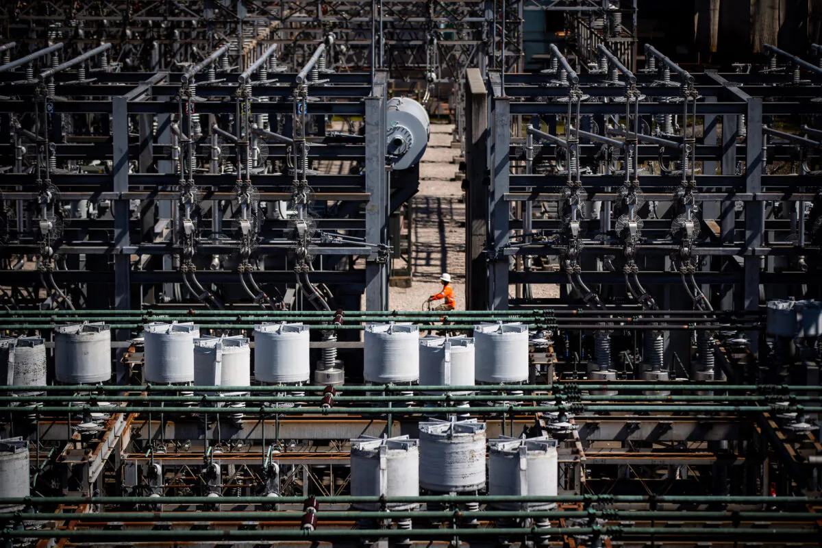 A worker at a B.C. Hydro substation in Vancouver in a file photo. (The Canadian Press/Darryl Dyck)