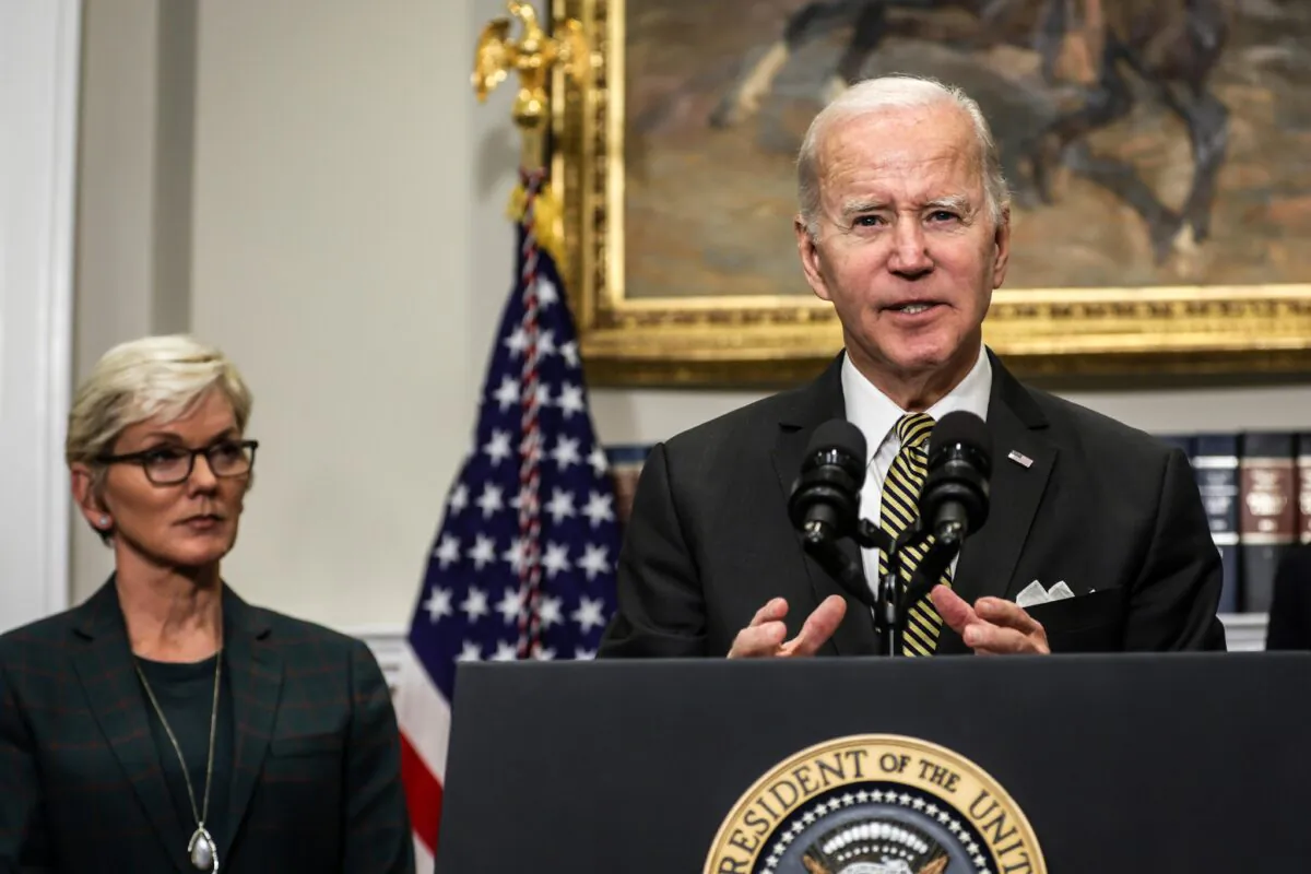 U.S. President Joe Biden, joined by Energy Secretary Jennifer Granholm, delivers remarks on energy during an event in the Roosevelt Room of the White House in Washington on Oct. 19, 2022. (Alex Wong/Getty Images)
