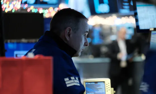 US Stocks Slide as Economic Data Stokes Rate Hike Worries